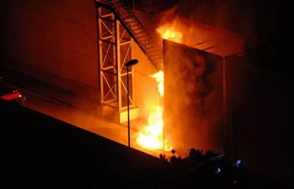 Zapalili PVC bale, izgorio ured Kauflanda u Zadru 