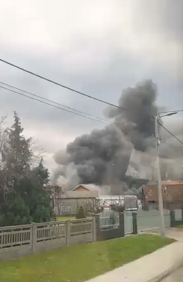 FOTO Strašne scene iz Sesveta: Požar u hali, diže se gusti dim