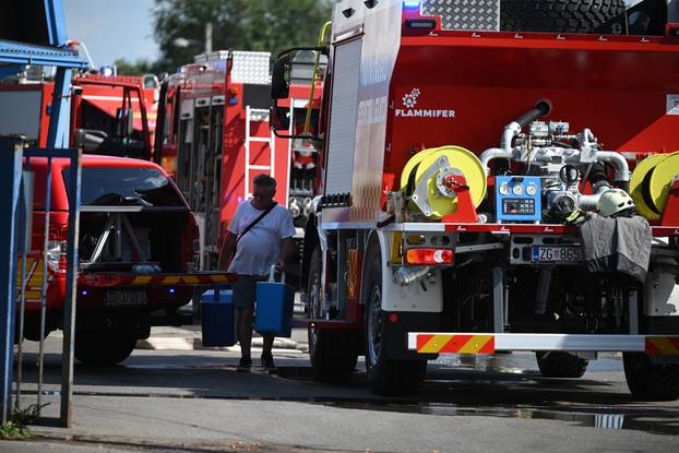 Zagreb: Požar u tvrtki Cezar u Sesvetama