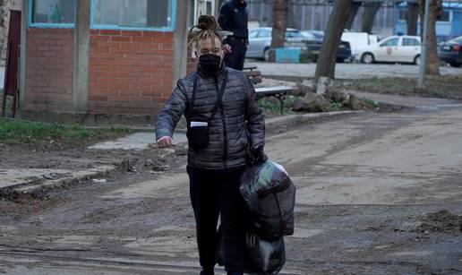 Reper Rasta izašao iz pritvora, u rukama je nosio dvije crne vreće