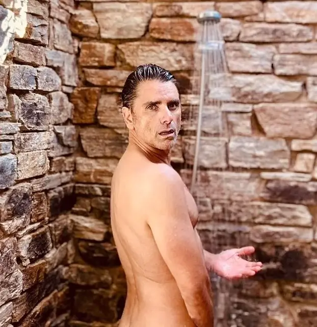 Rodile se gole pa i rođendane  slave gole. Ima smisla. Tko smo mi da im sudimo? Evo i fotki