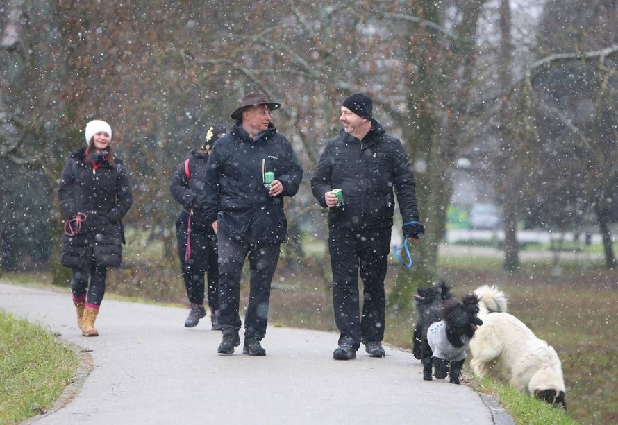 U prijepodnevnim satima u Karlovcu je počeo padati snijeg