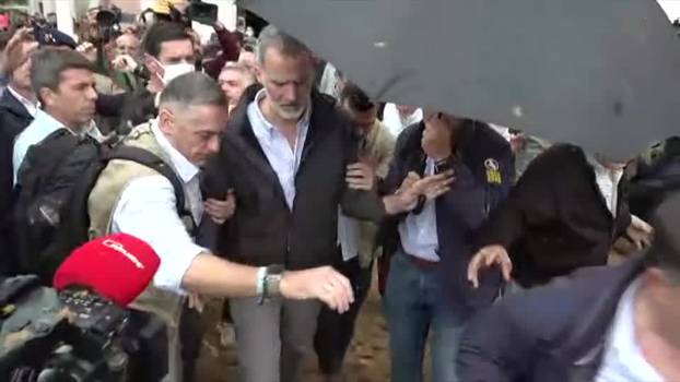 Chaos as Spain's King Felipe visits flood affected area near Valencia