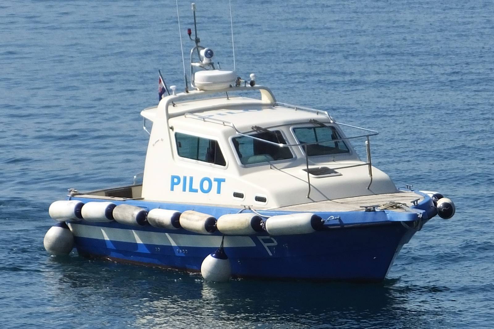 Å tinjan: Teretni brod Agios Rafail pod grÄkom zastavom udario pramcem u stijene
