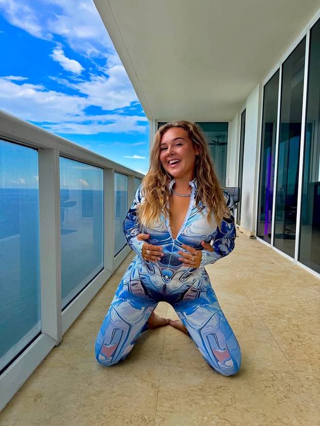 FOTO Poze koje izluđuju fanove: Svojom fleksibilnošću mjesečno zarađuje i do 130.000 eura