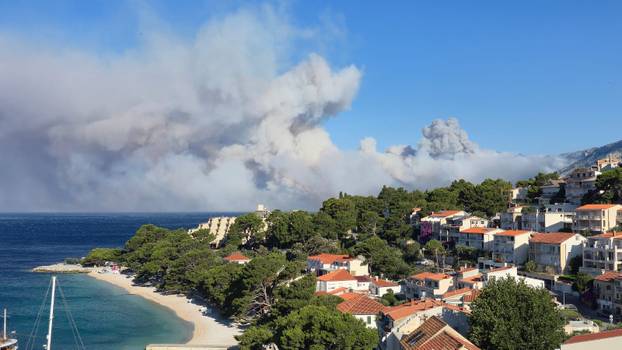 FOTO Gore kuće u Pisku! 'Ljudi bježe, ali ne mogu daleko jer gori s obje strane magistrale!'