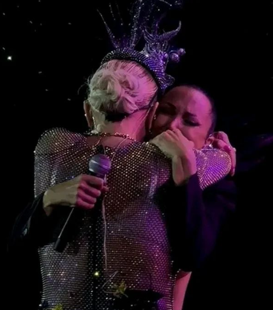 VIDEO Aleksandri Prijović se na pozornici pridružila Lepa Brena: Pjevale, plakale pa se zagrlile