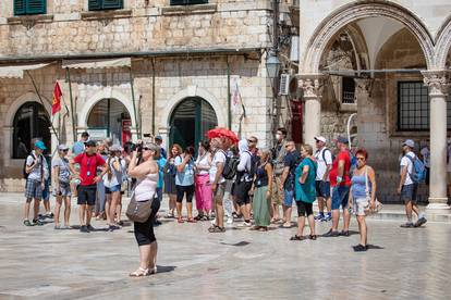 Dubrovnik je pun turista koji uživaju u ljepoti gradskih zidina