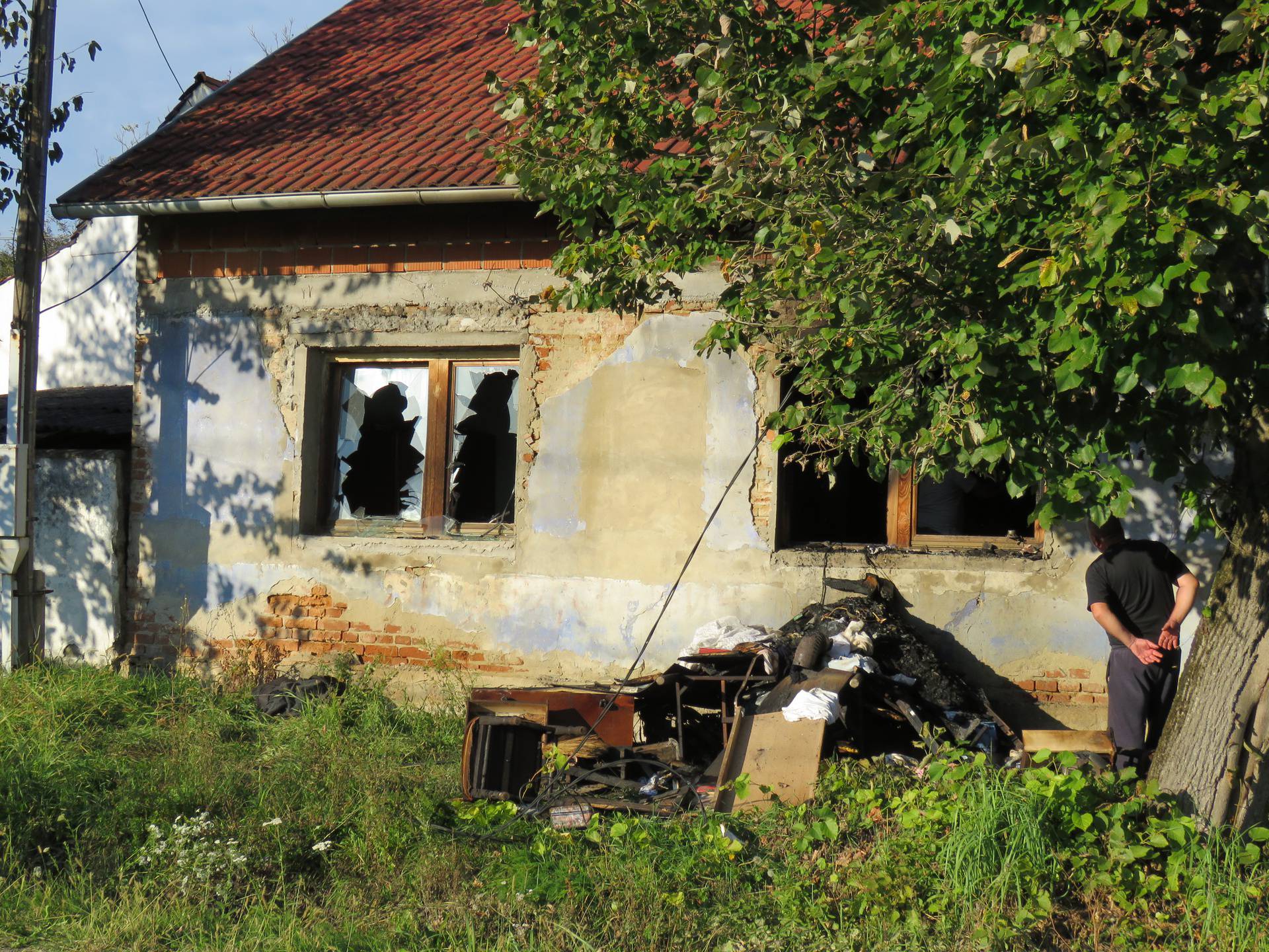 Vatrogasci ugasili požar u kući pa u njoj pronašli ručnu bombu