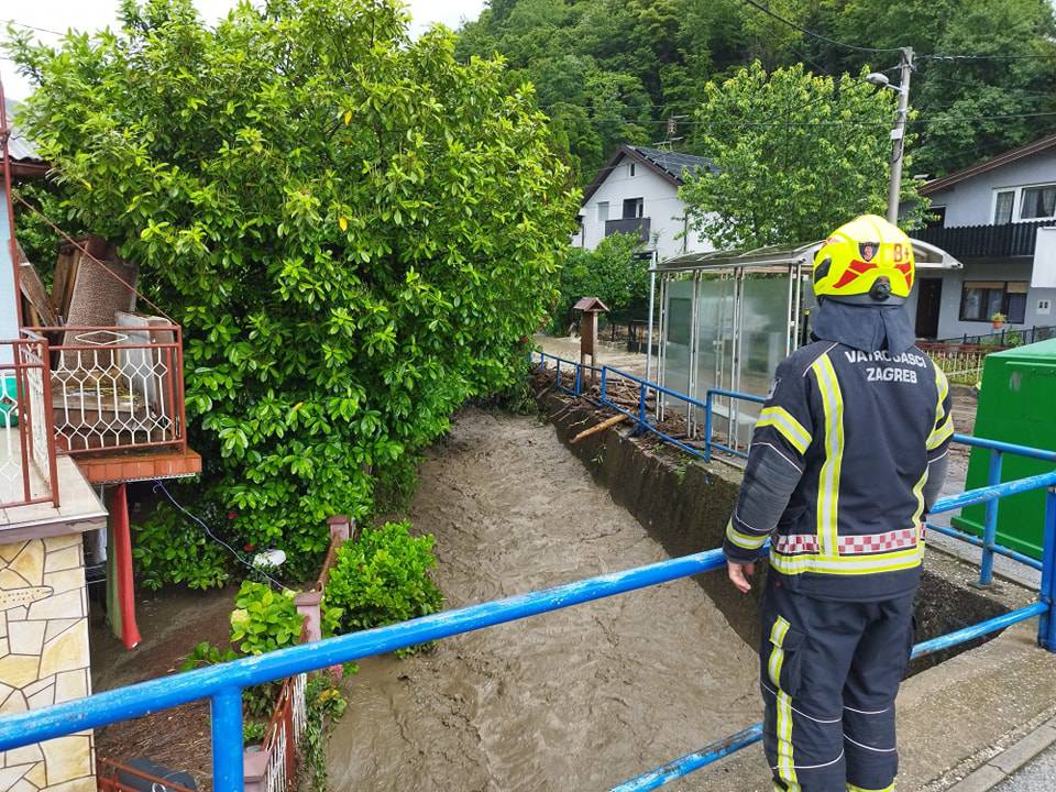 Odron na Sljemenu: 'Pada jaka kiša, potoci cure na sve strane'