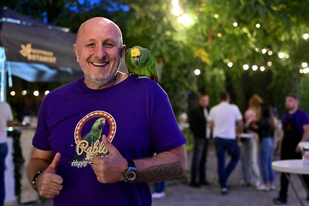 Zagreb: Sandi održao koncert na rođendanu papige Pabla 