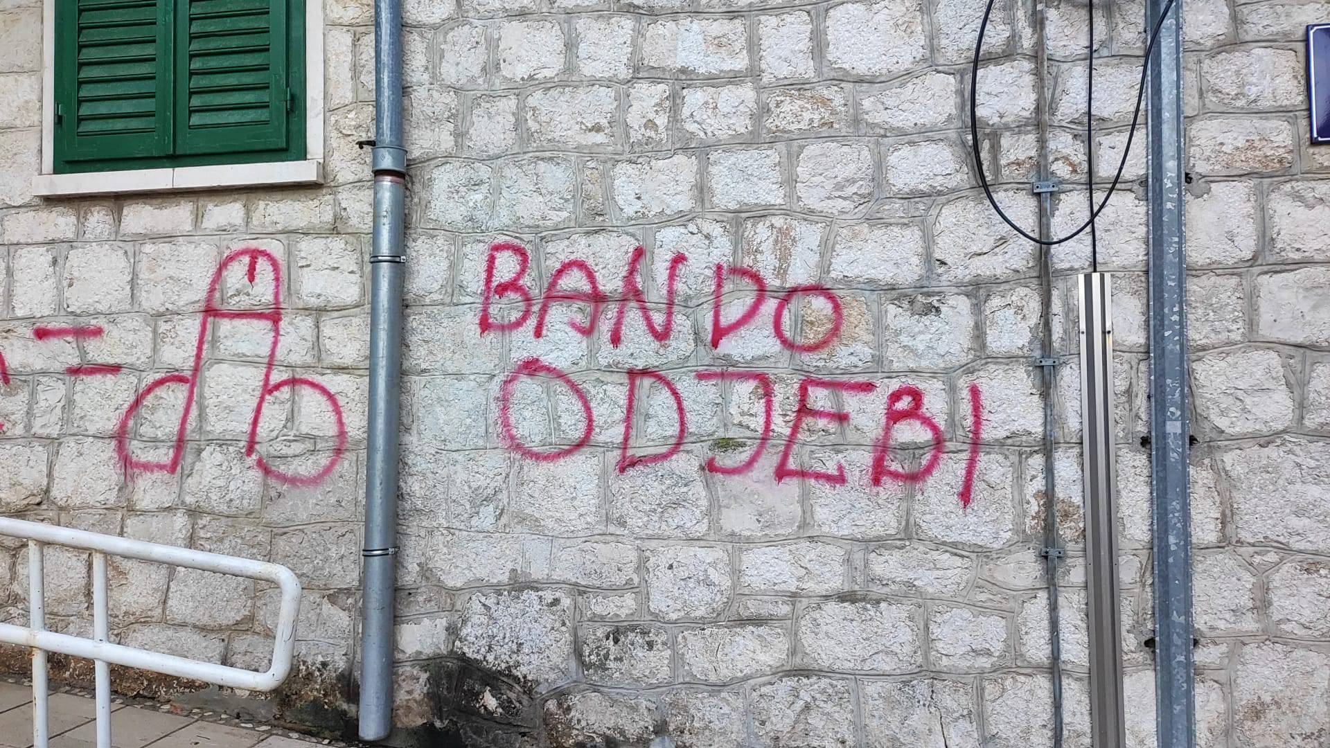 FOTO Vandalizam u Makarskoj: Netko je ispisao zidove i nacrtao kukasti križ za gradonačelnika