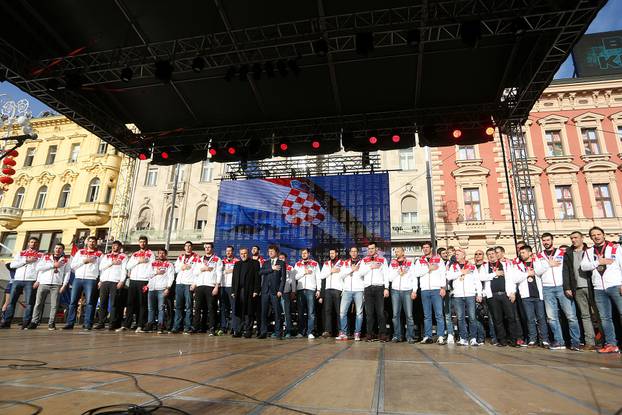 Zagreb: Bron?ani rukometaši stigli na Trg gdje su ih pjesmom do?ekali oduševljeni navija?i 