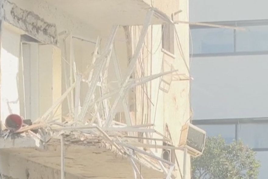 Izraelske hitne službe procjenjuju štetu u Tel Avivu nakon iranskog napada