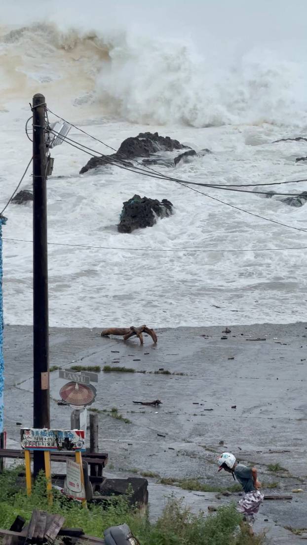 Super Typhoon Ragasa peripheral brings in rain to southeast Taiwan