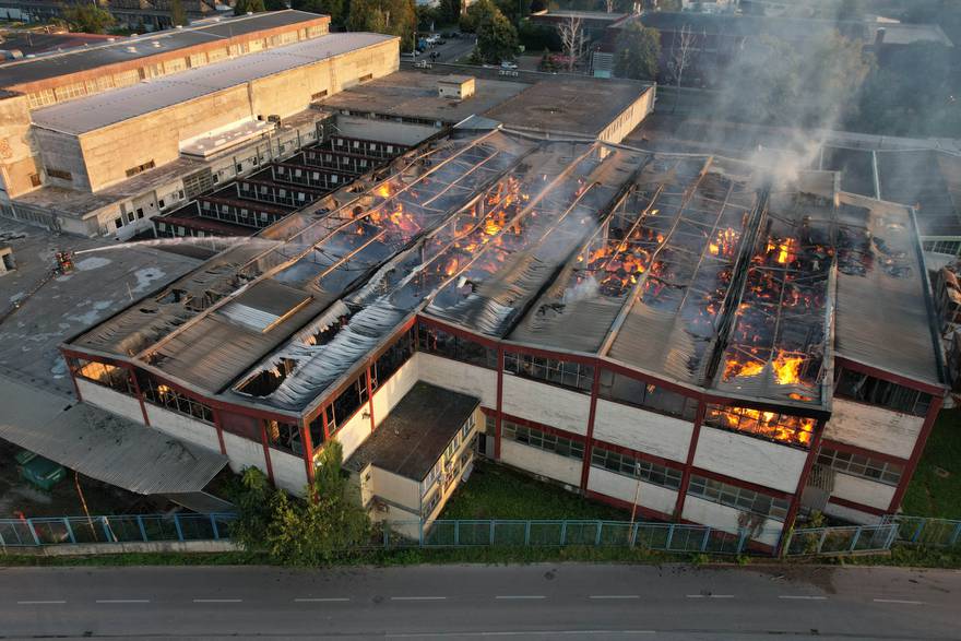 Pogled iz zraka na požar koji je progutao banjalučku tvornicu papira Celex