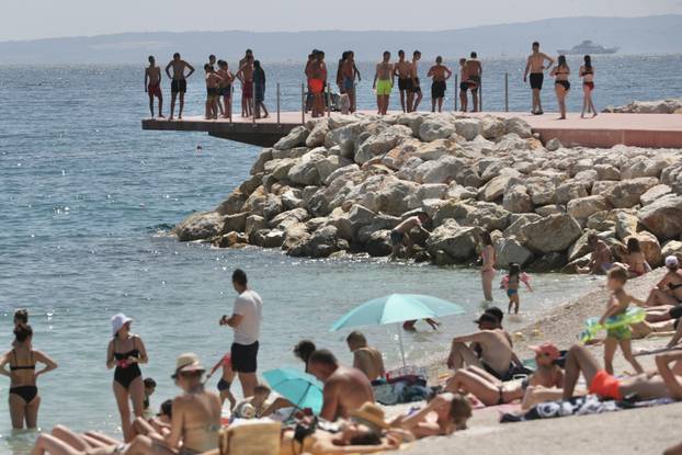 Split: Brojni posjetitelji osvježenje od vrućina pronašli su na plaži Žnjanskog platoa