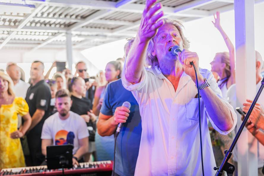 Split: Koncert u čast Oliveru Dragojeviću  na trajektu za Velu Luku