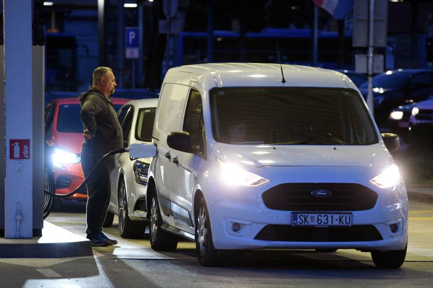 Sisčani pohrlili na benzinske postaje uoči poskupljenja 