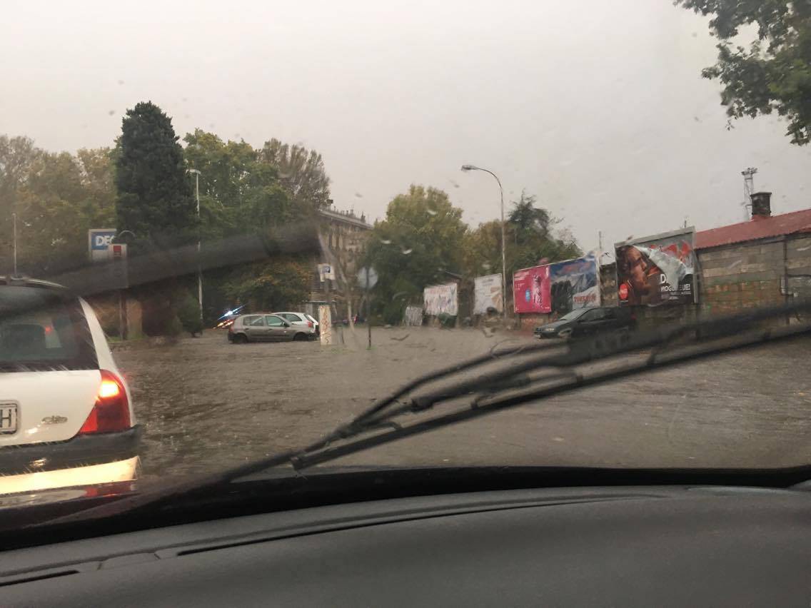 Kaos u Rijeci: Auti zarobljeni pod vodom, izbili su šahtovi...