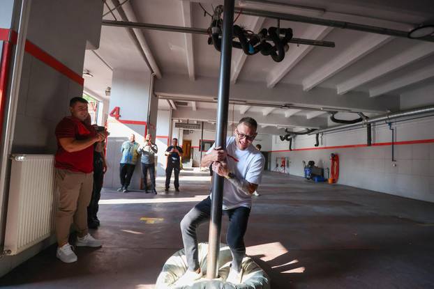 Stipe Miočić prvi se put u životu spustio niz šipku u vatrogasnoj postrojbi Zagreb