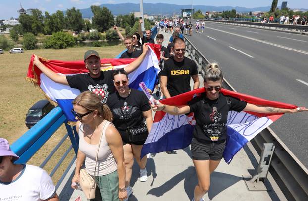 Zagreb: Tisuće fanova Thompsona prolazi Mostom mladosti koji je zatvoren za promet