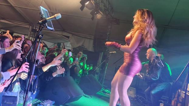 FOTO Lille bujnim dekolteom raspametila fanove: Poslala im je vrlo sočnu poruku iz studija