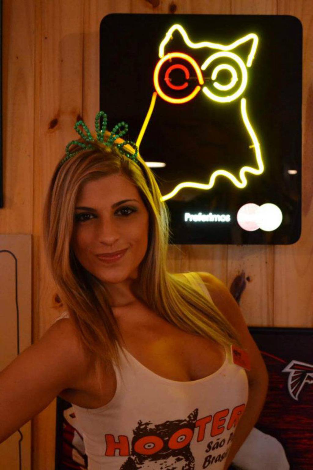 http://www.facebook.com/hootersbrasil