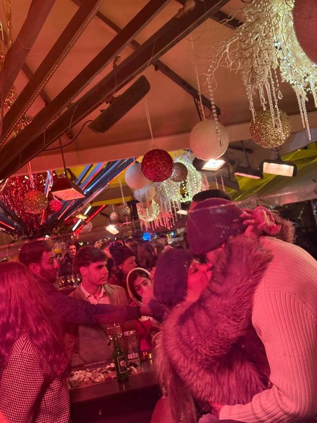 FOTOEKSKLUZIV Joško Gvardiol grlio plavokosu damu u Zagrebu