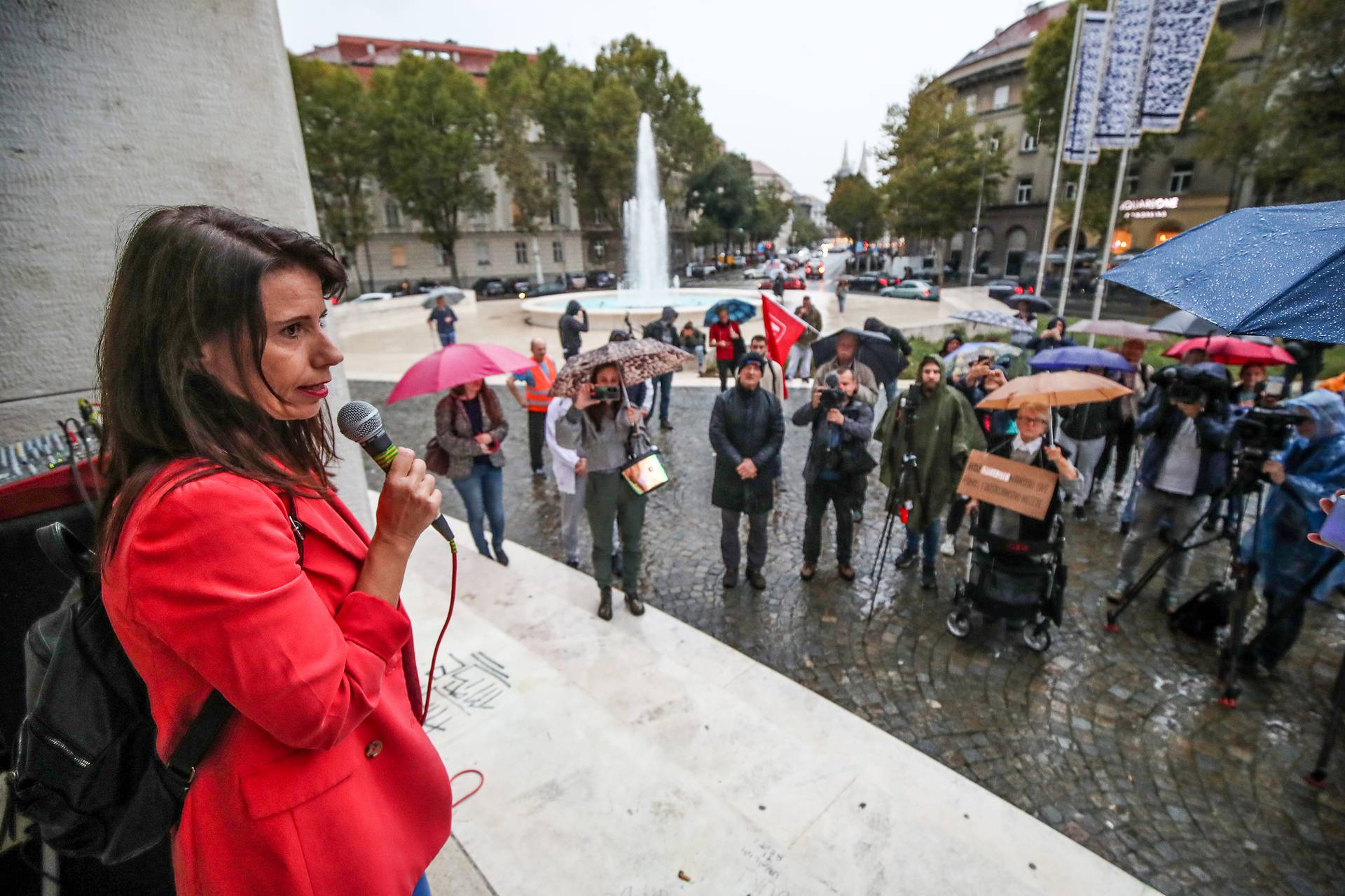 Zagreb: Prosvjedno okupljanje na Trgu žrtava fašizma pod nazivom "Za budućnost bez HDZ-a"