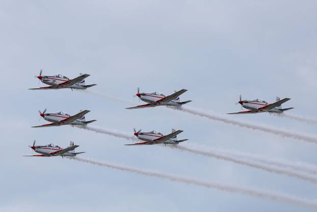 Zagreb: Prelet helikoptera i zrakoplova  tijekom svečanog obilježavanja 30. obljetnice VRO Oluja