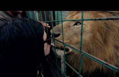Skrillex objavio spot u kojem "ljubi" lava i putuje svijetom