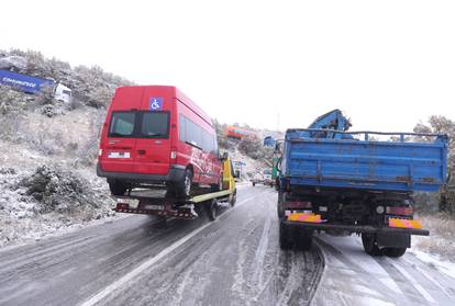 FOTO Prometni kolaps u Klisu: Snijeg, led i bura omeli vozače