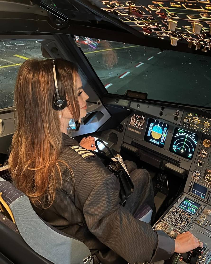 Vežite se, polijećemo! Severina sjela u pilotsku kabinu: 'Molim vas, skratite mi muke večeras'