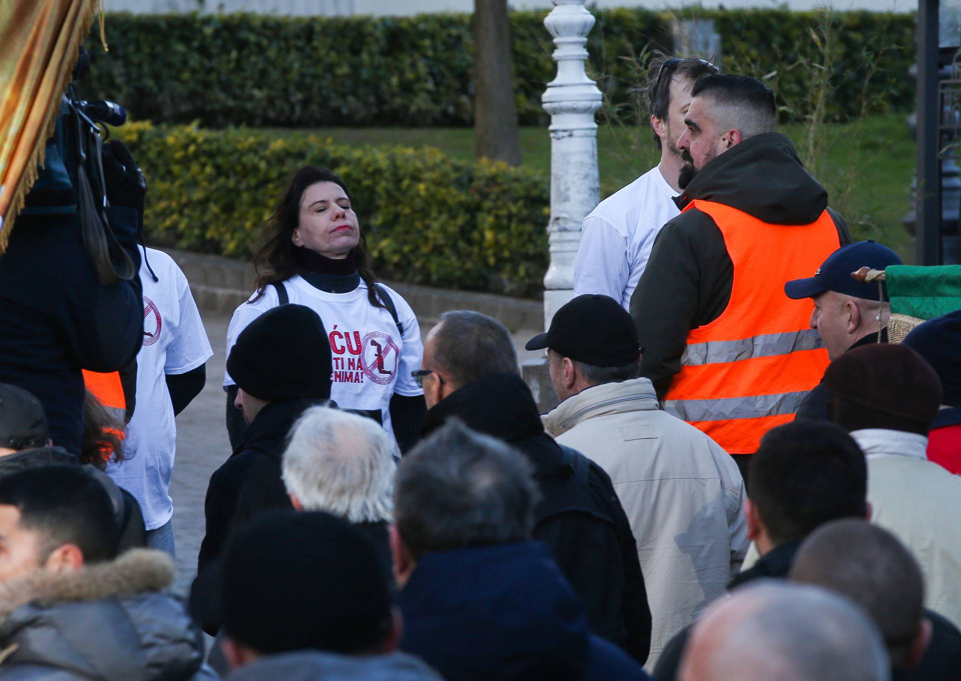 Zagreb: Muškarci na koljenima mole krunicu za čednost žena i domovinu