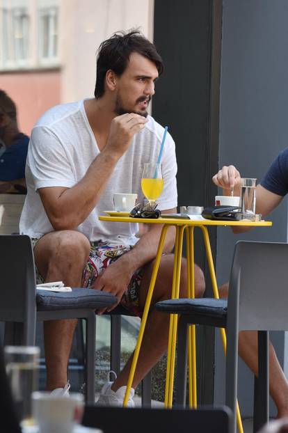 Šibenik: NBA igrač Phoenix Sunsa, Dario Šarić, na kavi s prijateljem u rodnom gradu