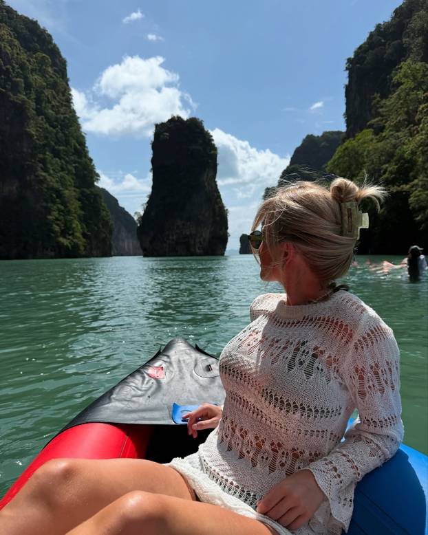 FOTO Ova 'crvena vražica' mami poglede i drugih navijača. Ili je u dresu, ili se fotka u bikiniju...