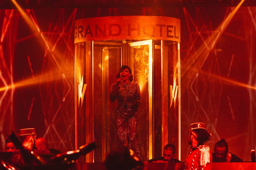 Publika hrli na spektakl Grand hotel u dubrovačkom Revelinu