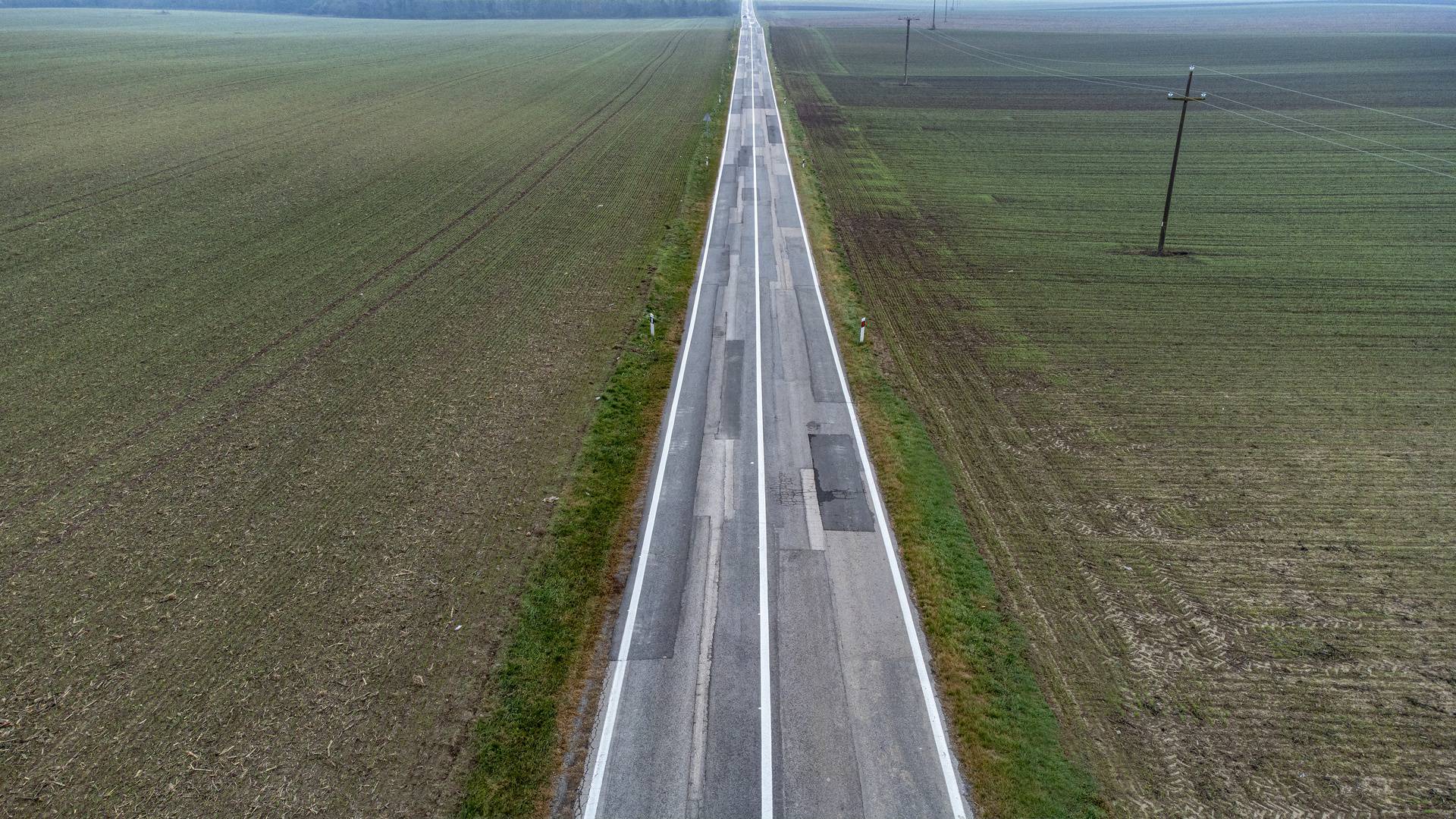 Pogled iz zraka na državnu cestu  D2 na dionici Vukovar - Ilok koja je puna zakrpa 