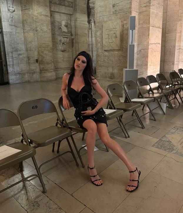 FOTO Ovo je nova cura Orlanda Blooma? Voli pokazivati grudi, svi kažu da liči na Katy Perry