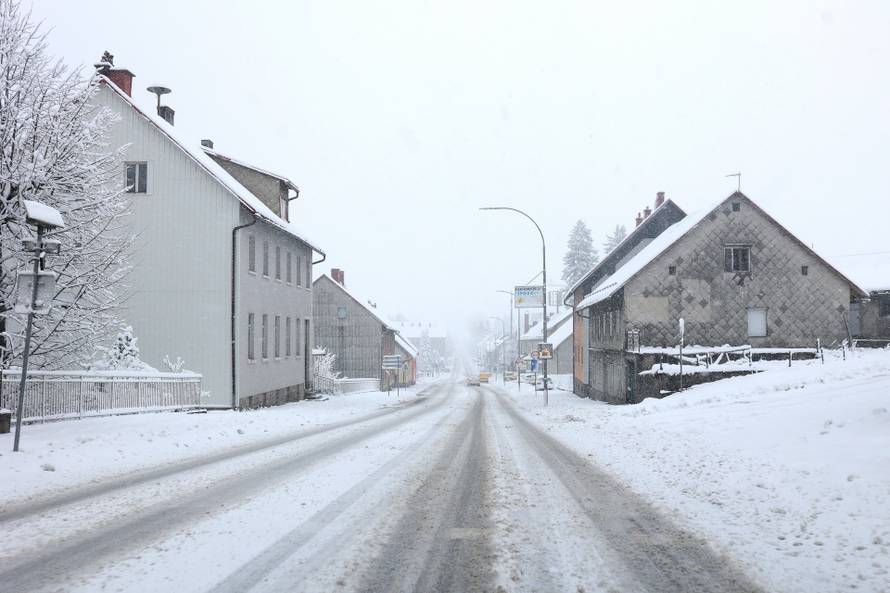 Zbog snijega otežan promet u Gorskom kotaru