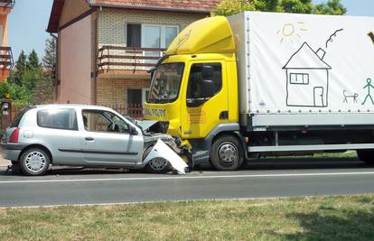 Sudar s kamionom: Vozač (81) Renaulta imao moždani udar?