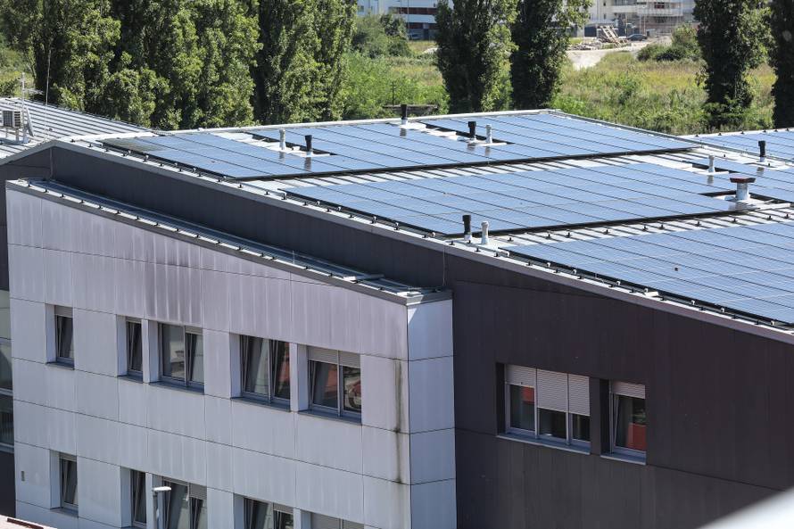 Zagreb:  Tomislav Tomašević sa suradnicima obišao postavljenu solarnu elektranu na Klinici za psihijatriju Sveti Ivan