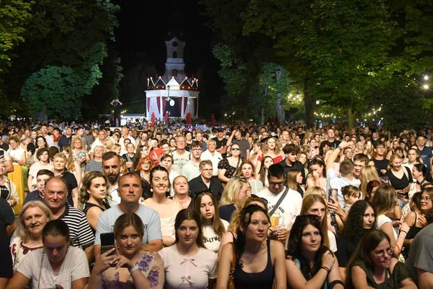 Bjelovar: Petar Grašo prve je večeri bio prva estradna zvijezda na Terezijani