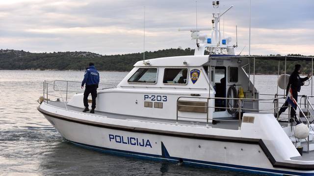 Policijski brod Krapanj u ophodnji šibenskim kanalom