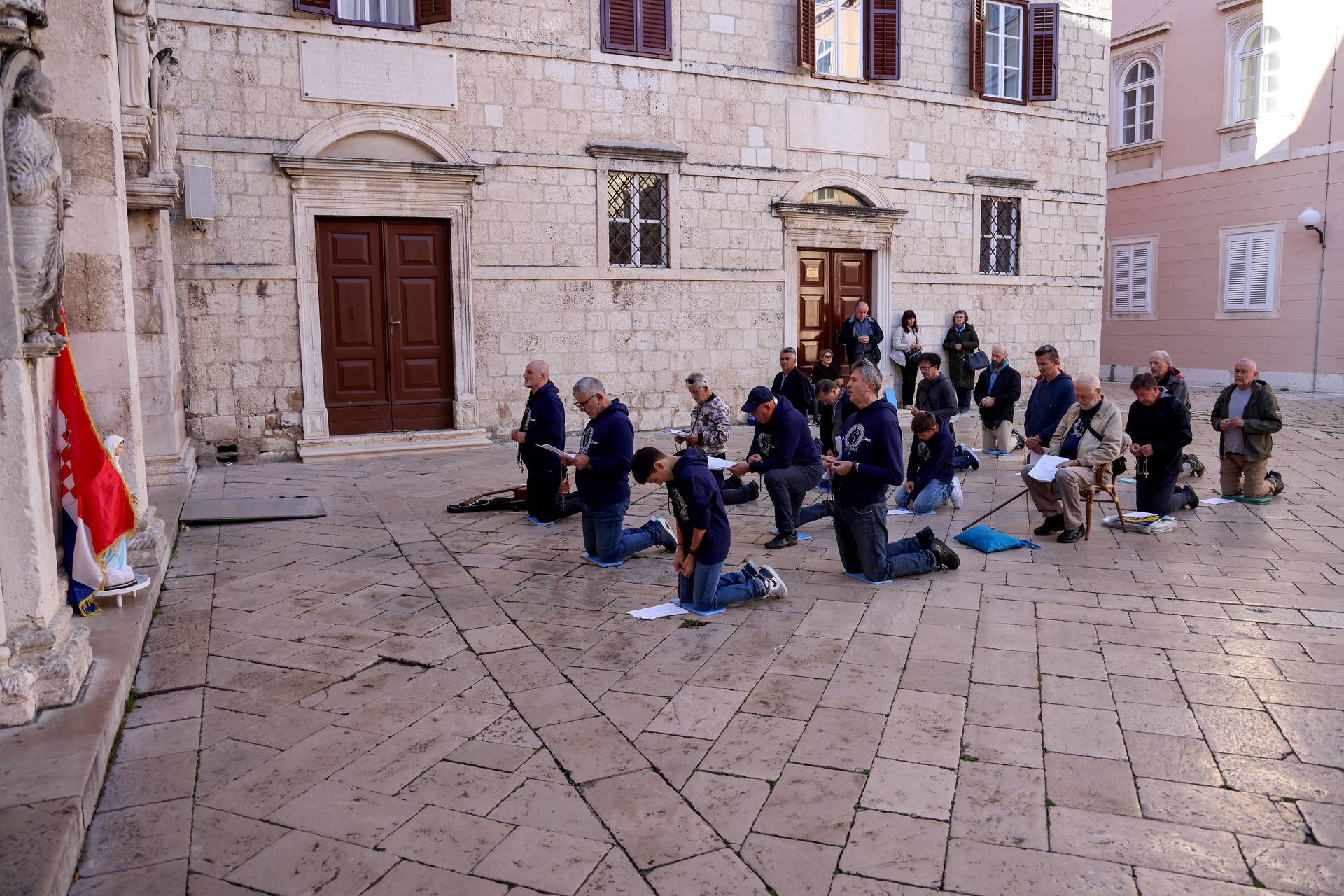 Zadar: Molitelji ispred katedrale Sv. Stošije