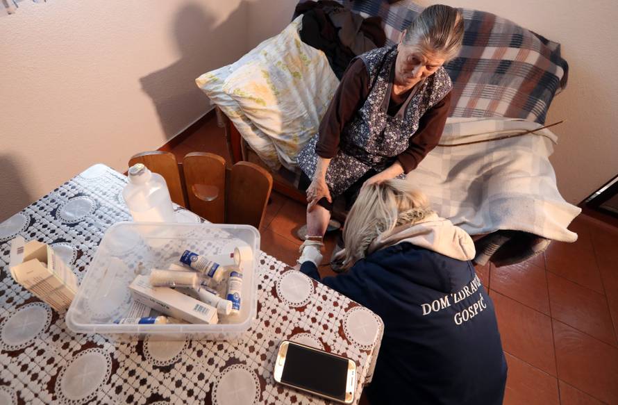 Izlila se Lika i poplavila Kosinj: U Jasenovcu se grade nasipi...