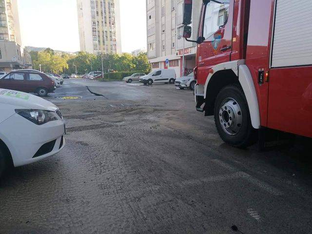 VIDEO Pukla cijev u Gajnicama, poplavila ulica, digao se asfalt