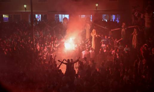 FOTO Luda fešta u Zadru: Baklje i pjesma za nove-stare prvake