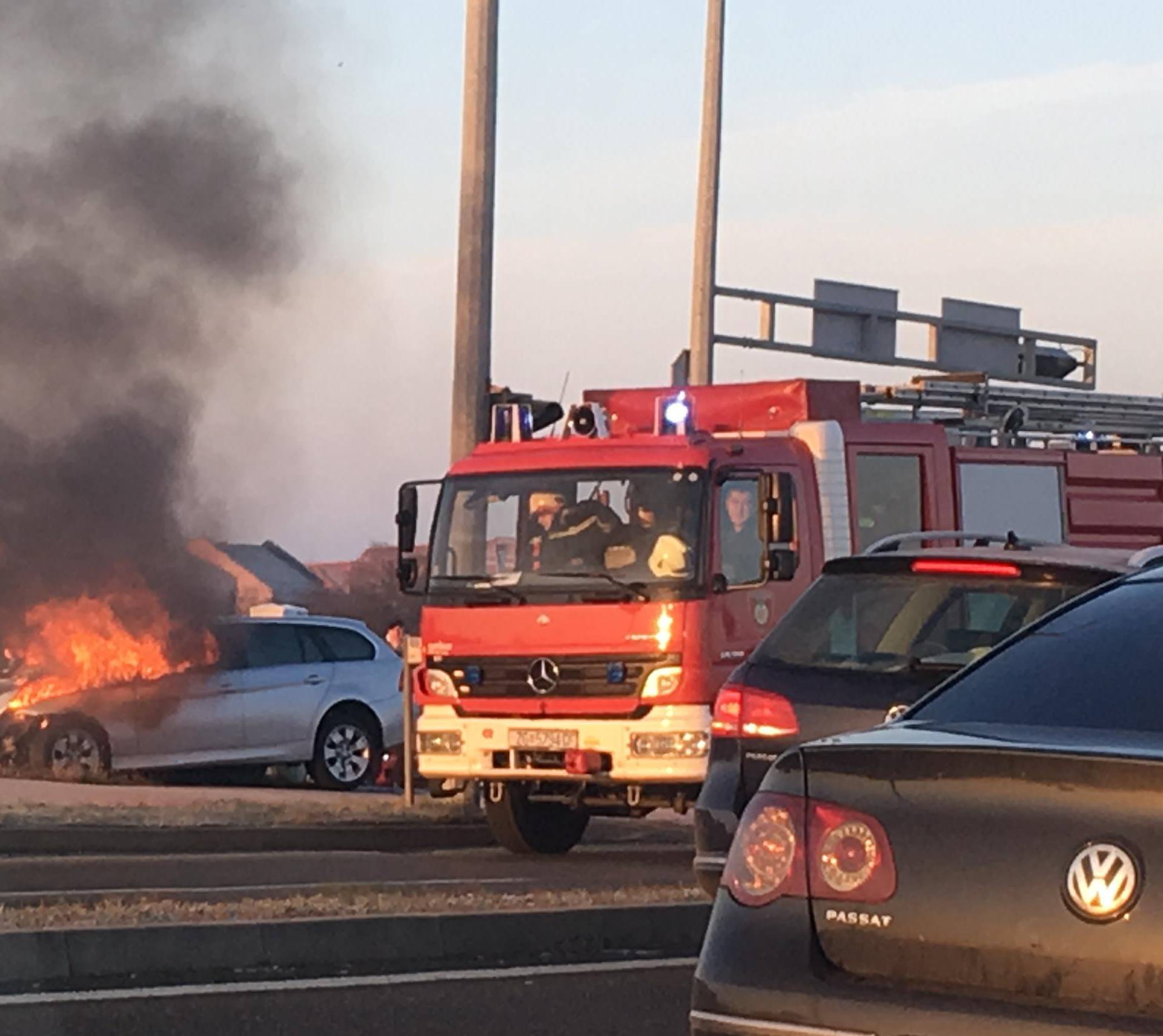 Sudar u Velikoj Gorici: Jedan auto planuo, dvoje ozlijeđenih
